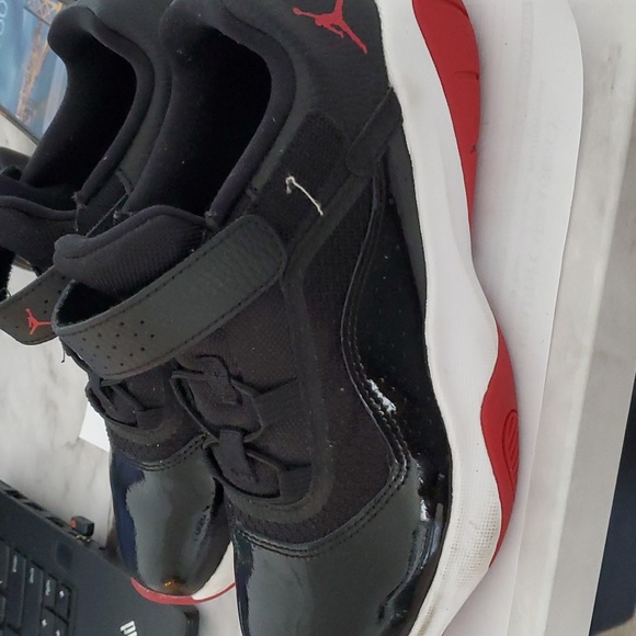 Jordan's boy sneakers - Picture 2 of 3